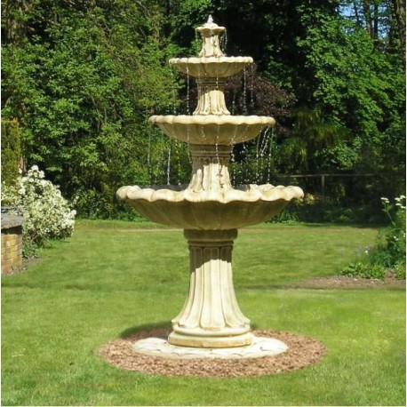 Klasyczna kamienna fontanna trzy kondygnacyjna