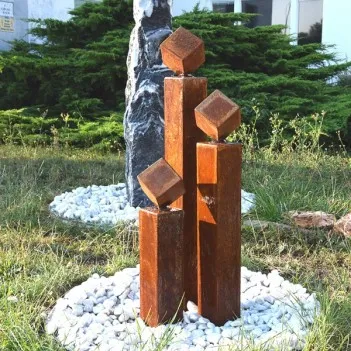 Une fontaine de jardin en...