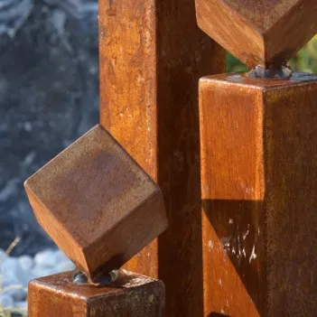 Une fontaine de jardin en...