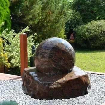 Boule de granit flottante...