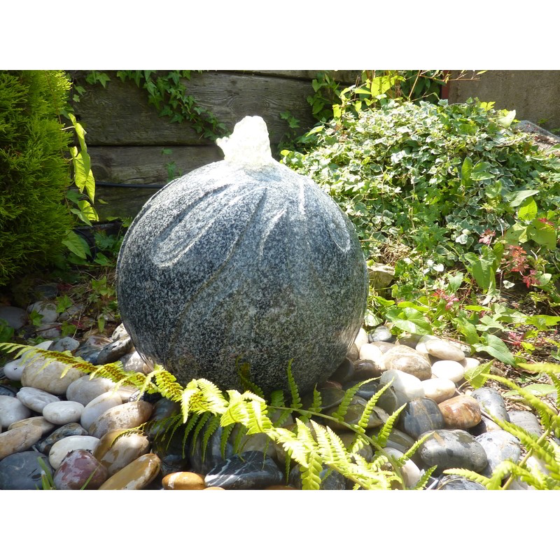 Fontanna Rustykalna kula granit ciemno-szara 35cm