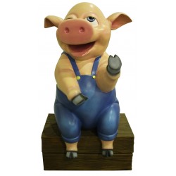 Komiks świnia siedzi na drewnianej ławce