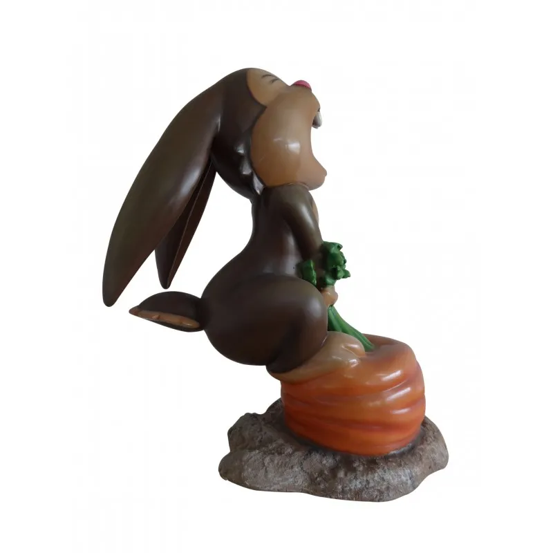 Komiczny królik z marchewką