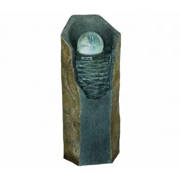 Kamienna fontanna z szklaną kulą wodną