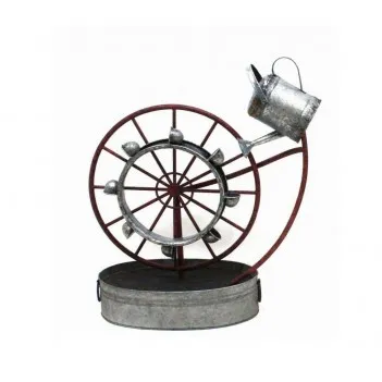 Fontána s kovovým vodním kolem