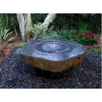 Une fontaine de jardin en...