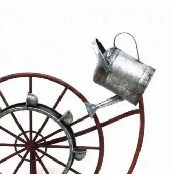 Fontána s kovovým vodním kolem