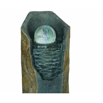Kamienna fontanna z szklaną kulą wodną