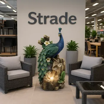 Pfau auf einem Baumstamm