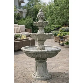 Grauer Gartenbrunnen im...