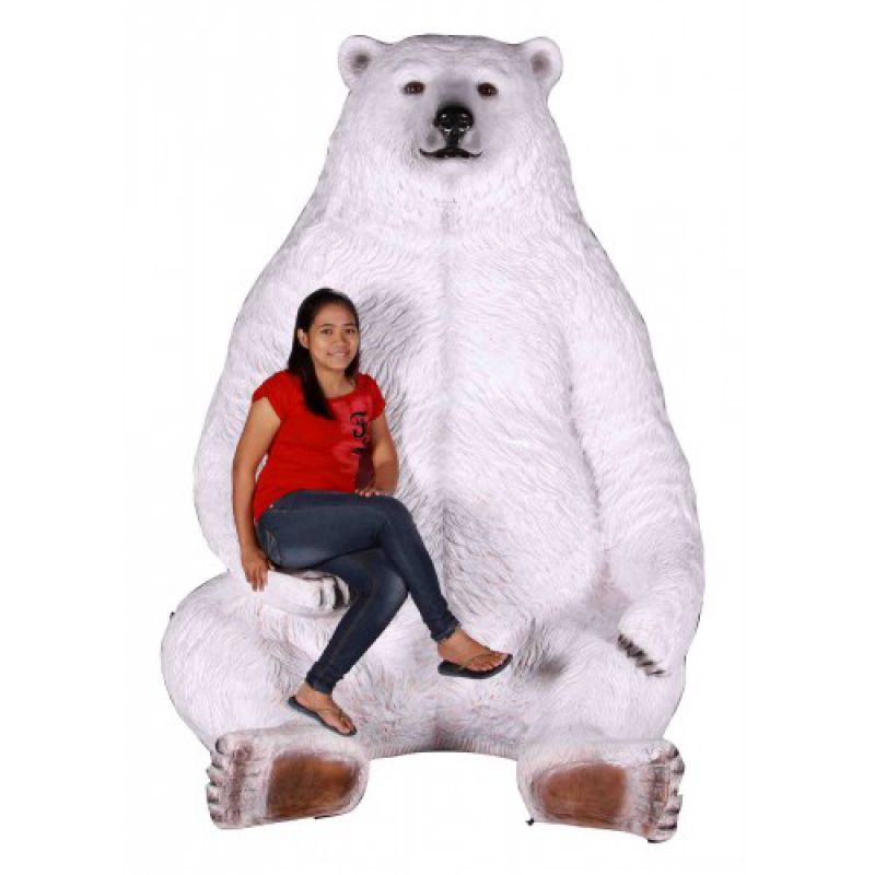 Énorme ours polaire assis