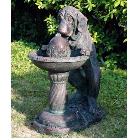 Gartenbrunnen, Hund am...