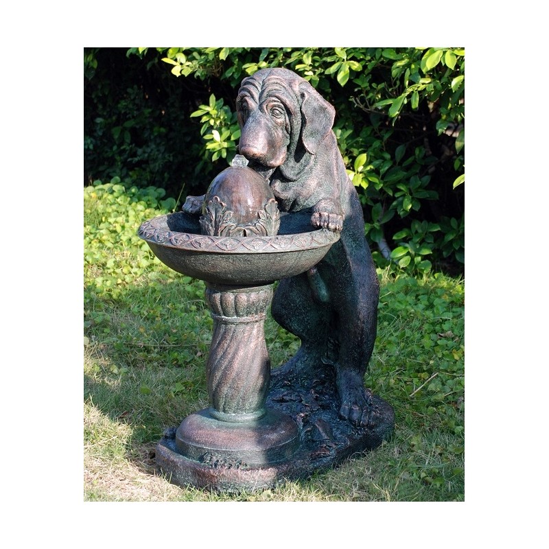 Zahradní fontána, Pes u...