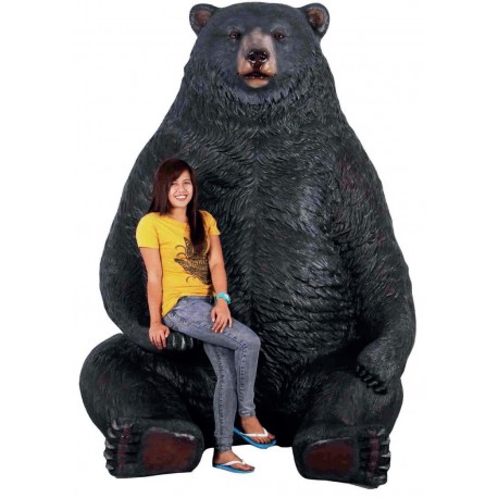 Ogromny siedzący niedźwiedź czarny