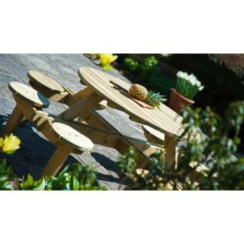 Tisch mit 8 Sitzplätzen...