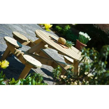 Table en pin avec 8 places...
